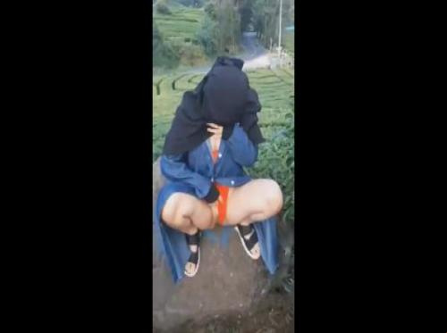 Masturbasi sambil meraba vagina tepat di tepi sawah