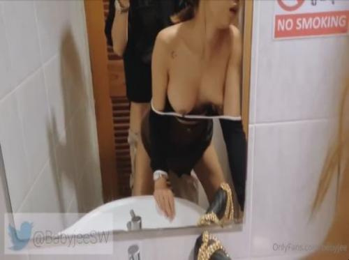Ajak sahabat Anda ke kamar mandi untuk berhubungan seks