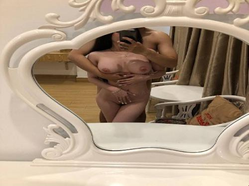 Orang-orang muda pergi mengunjungi gadis-gadis baik dan memiliki segala macam hal di dunia