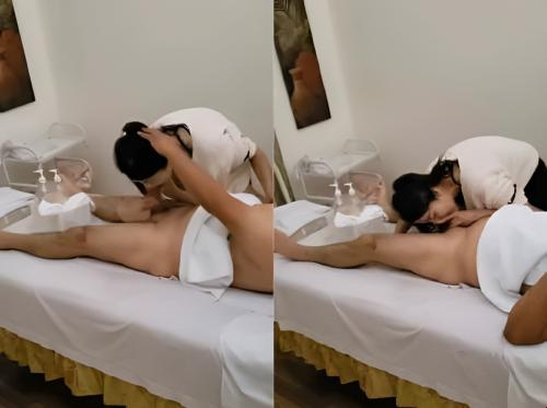 Seorang tukang pijat memanjakan ayam pelanggan VIP