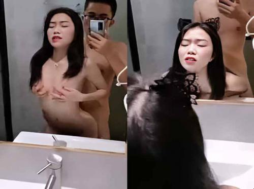 Menidurinya dari belakang sangatlah menyenangkan