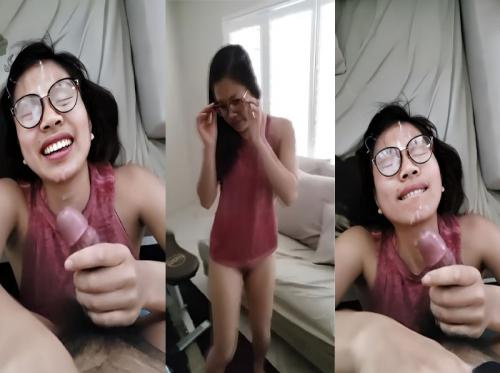 Gadis berkacamata itu suka air mani di wajahnya