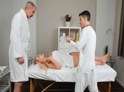 Istri saya bercinta saat dipijat tanpa menyadarinya